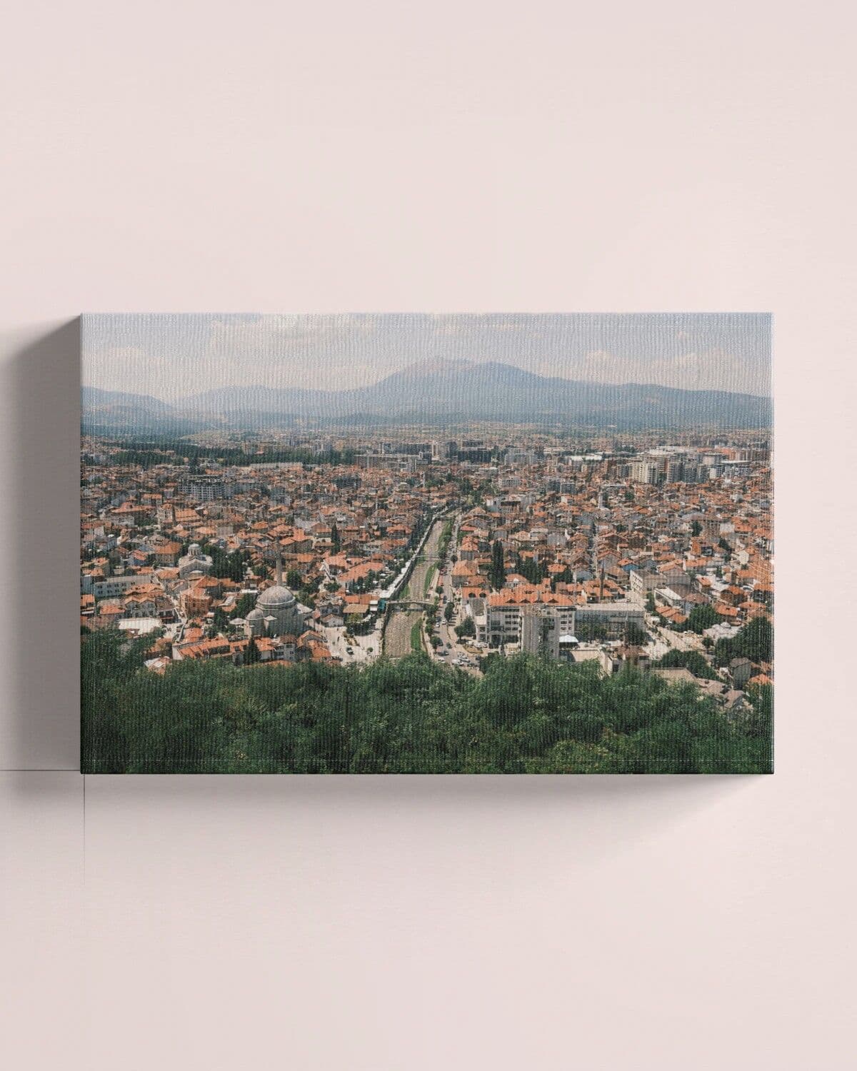 Kanvas me panoramën e Prizrenit, në mur