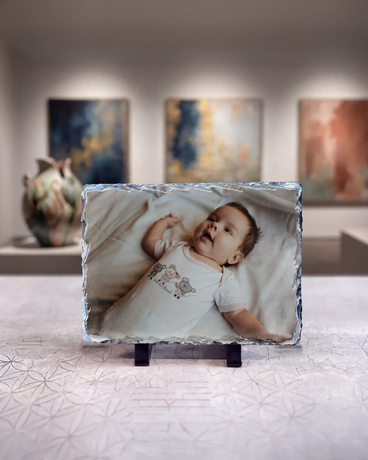 Foto e një foshnjeje e printuar në gur